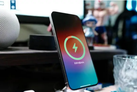 佳县苹果15换屏服务分享用什么充电器给iPhone15充电更好 